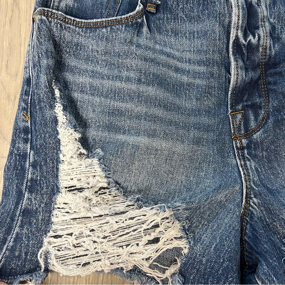 Good American The Bombshell Denim Distressed Shor… - image 5